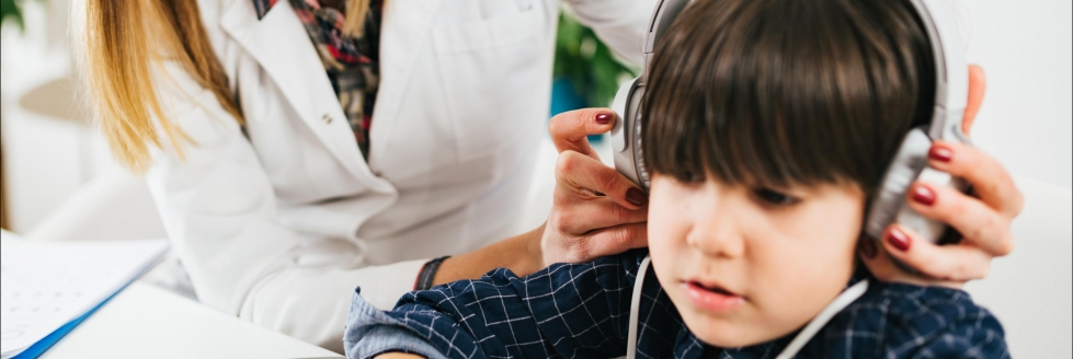 A Terapia Auditiva-Verbal (TAV) é uma abordagem pedagógica que ajuda crianças com deficiência auditiva a desenvolver a fala e a linguagem através do uso do resíduo auditivo, muitas vezes potencializado pelo uso de aparelhos auditivos ou implantes cocleares.