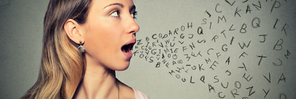 A afasia é explicada como uma perturbação de linguagem, que afeta a capacidade de comunicação.