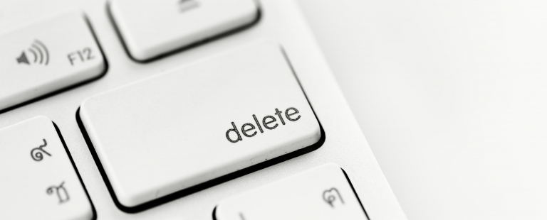 pessoa analisa dados, em representação da gestão da pegada digital e proteção da segurança online