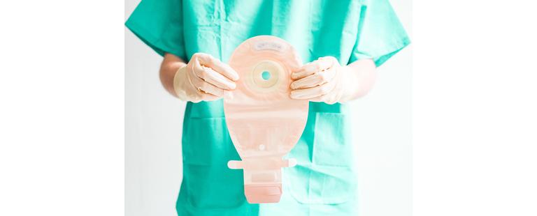 enfermeiro estomaterapeuta a prestar cuidados de enfermagem em ostomia de eliminação intestinal
