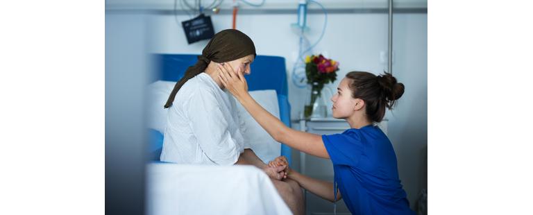 profissional de saúde mental avalia paciente em crise psiquiátrica, identificando sinais de alerta e aplicando estratégias de intervenção e encaminhamento em ambiente seguro.