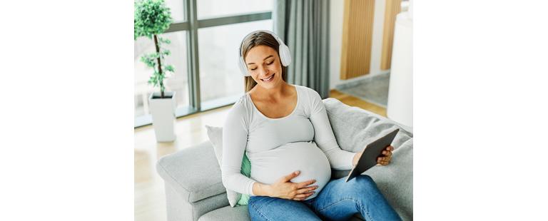 Profissional aplica técnicas de musicoterapia durante o parto, utilizando som e canto para promover relaxamento, apego materno, e equilíbrio emocional.