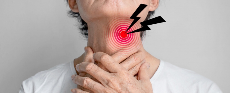 terapeuta da fala em sessão de eletroestimulação para disfagia