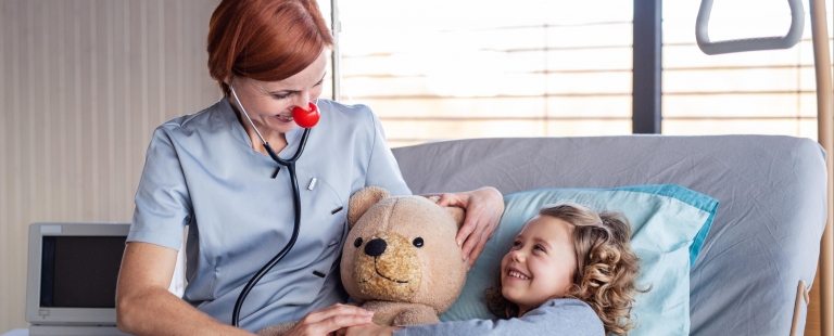 Enfermeiro com curso de enfermagem pediátrica numa consulta