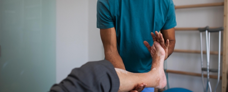 fisioterapeuta com formação em fisioterapia em reumatologia
