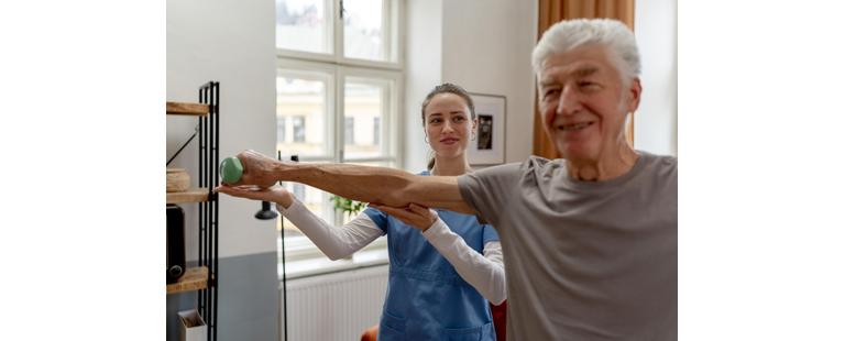 terapeuta em sessão de fisioterapia humanizada e centrada no paciente