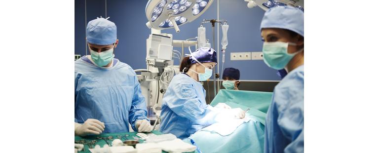 gestor hospitalar coordena equipa multidisciplinar no bloco operatório, garantindo segurança cirúrgica, eficiência e qualidade nos cuidados perioperatórios.