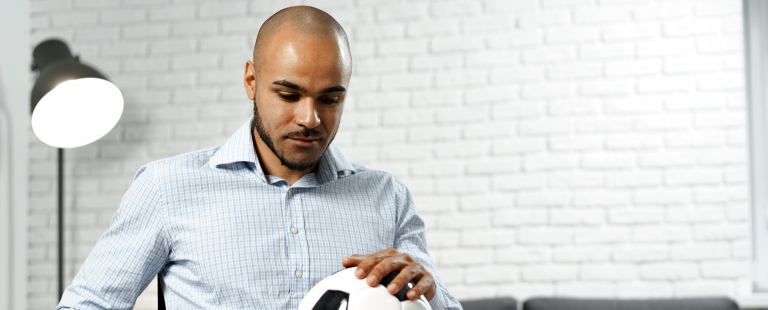 psicólogo a dar consulta de psicologia do desporto a atletas com lesões desportivas