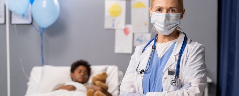 Profissional de saúde com formação em urgência e emergência pediátrica a atender uma criança nas urgências pediátricas