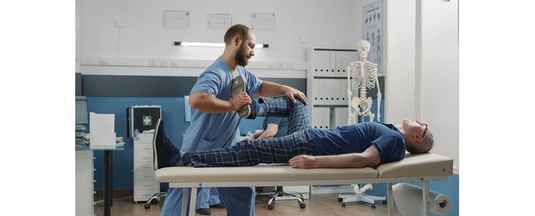 Fisioterapeuta avalia postura e ergonomia de trabalhador em ambiente laboral, aplicando estratégias de prevenção e promoção da saúde ocupacional.