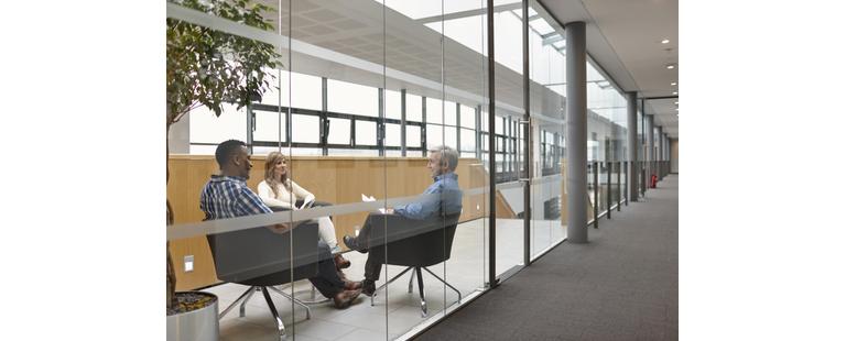 Pessoas a conversar sobre psicologia do trabalho 