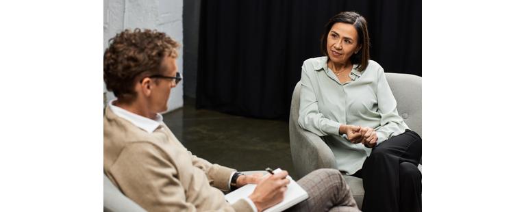 psicologo em sessão de terapia cognitivo comportamental tcc