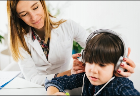 A Terapia Auditiva-Verbal (TAV) é uma abordagem pedagógica que ajuda crianças com deficiência auditiva a desenvolver a fala e a linguagem através do uso do resíduo auditivo, muitas vezes potencializado pelo uso de aparelhos auditivos ou implantes cocleares.