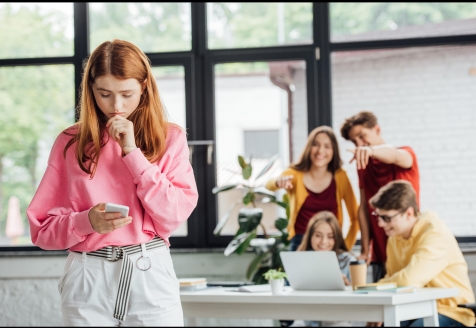 No mundo interconectado de hoje, a linha entre o espaço offline e online é cada vez mais ténue. A vida quotidiana está imersa em uma realidade híbrida onde experiências digitais e físicas se entrelaçam.